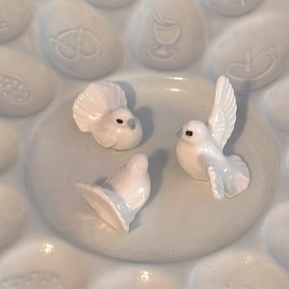 Vintage Blue Ceramic Deviled Easter Egg Holder with White Doves Platter Size 13” - Picture 7 of 9